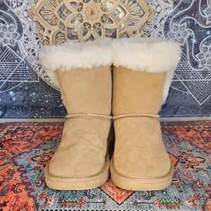 Tan Suede Boots with White Fur Trim